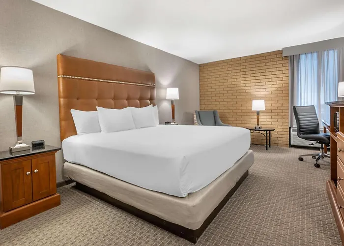 Drury & 3* Champaign